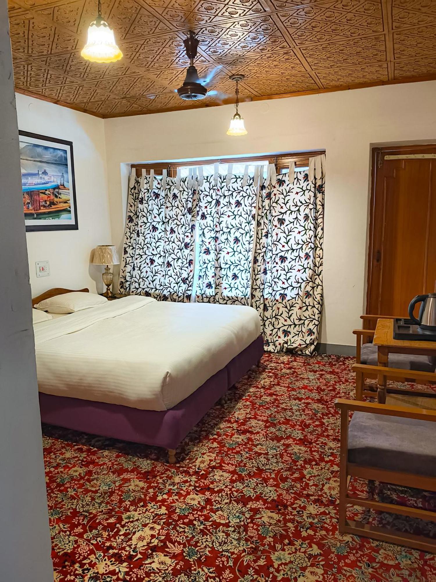 Hotel Season Palace Сринагар Экстерьер фото